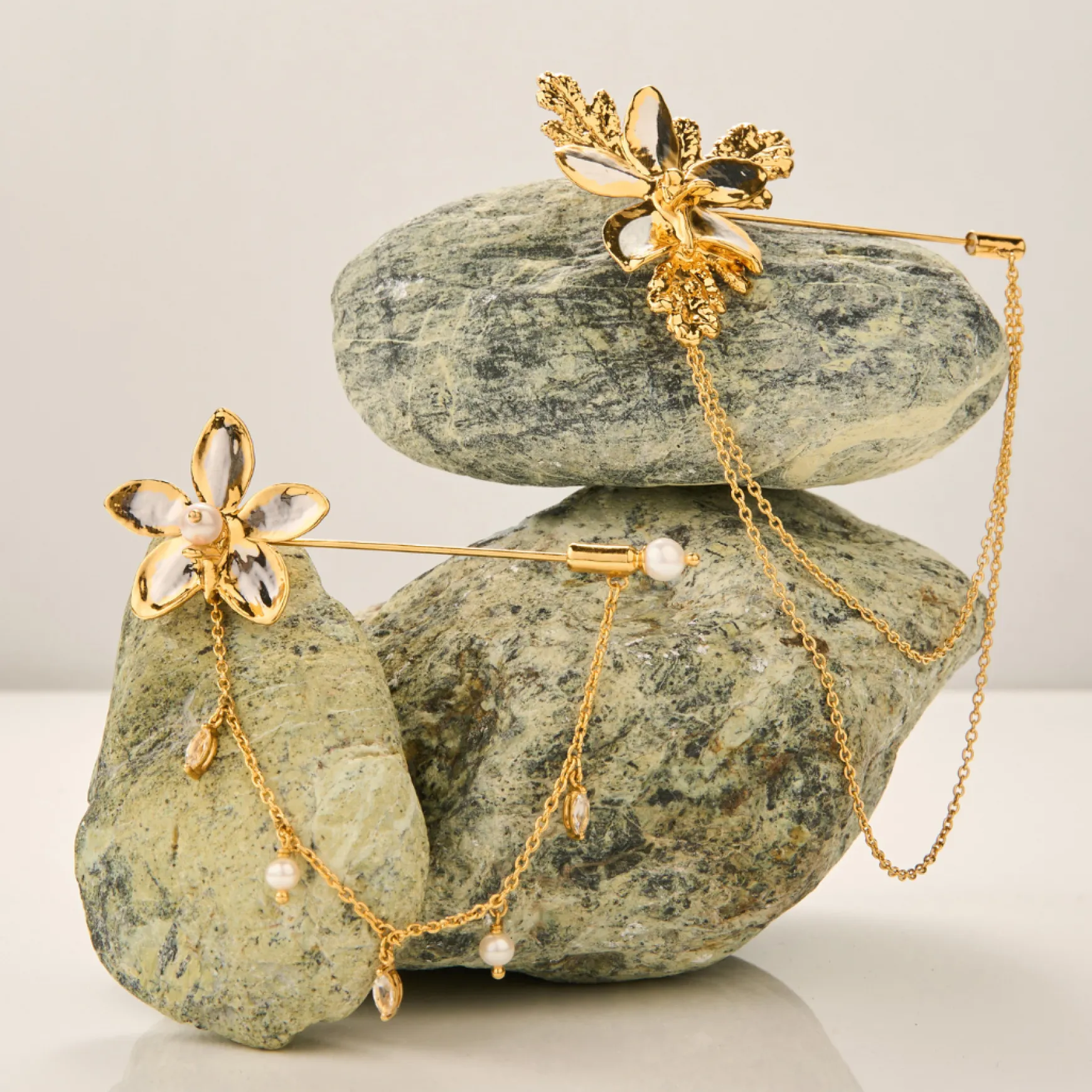 Aeridovanda Orchid Brooch with Citronella Leaves in Gold and Palladium