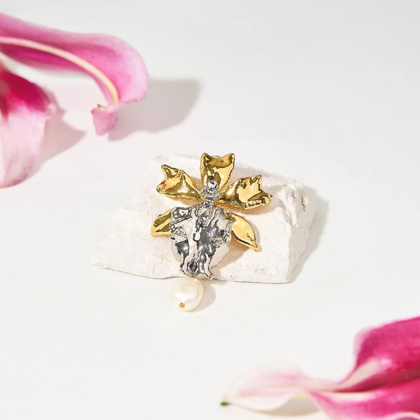 Bapticidium Huwuduen Wasp Orchid Pearl Brooch