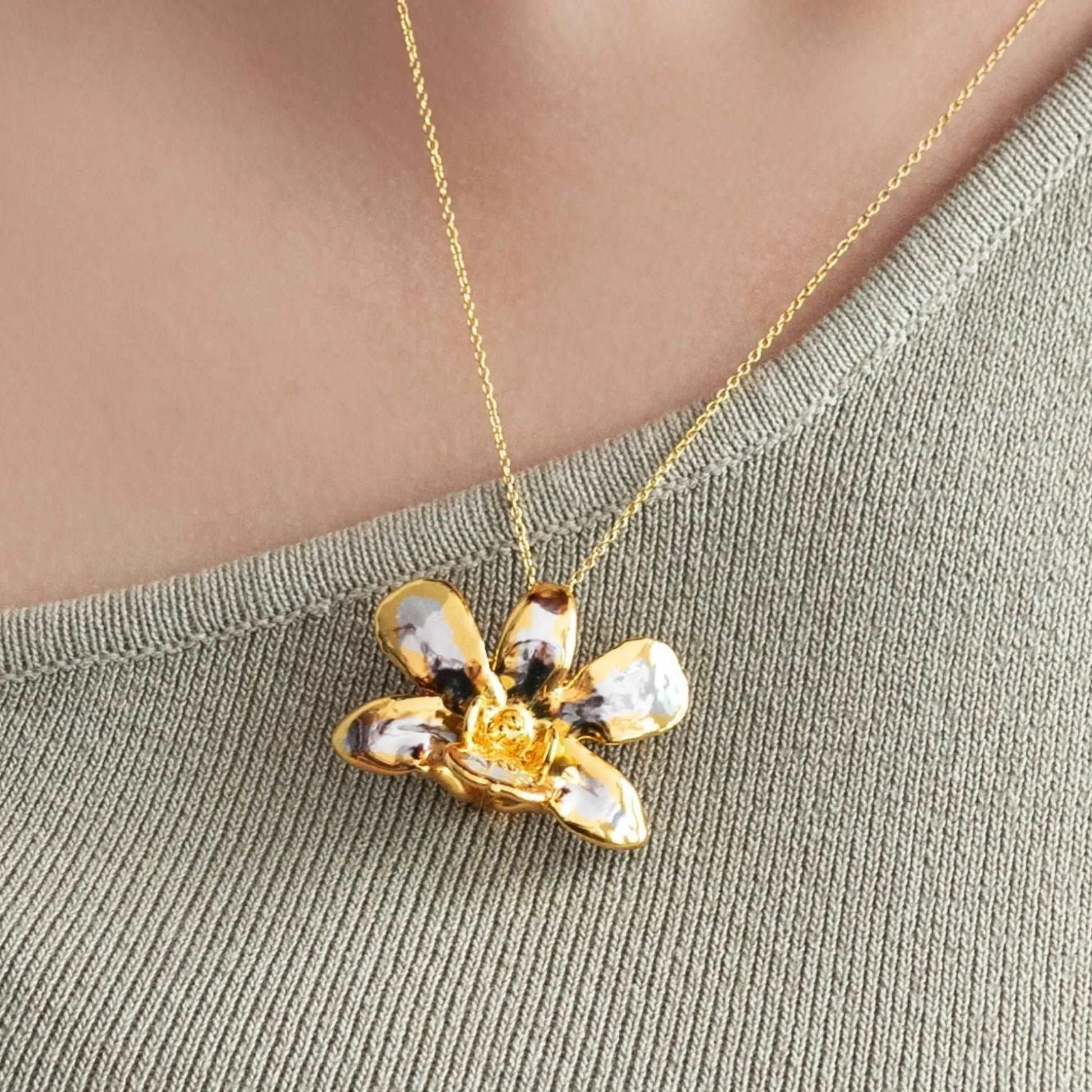 Dendrobium Thong Chai Orchid Necklace cum Brooch in Palladium