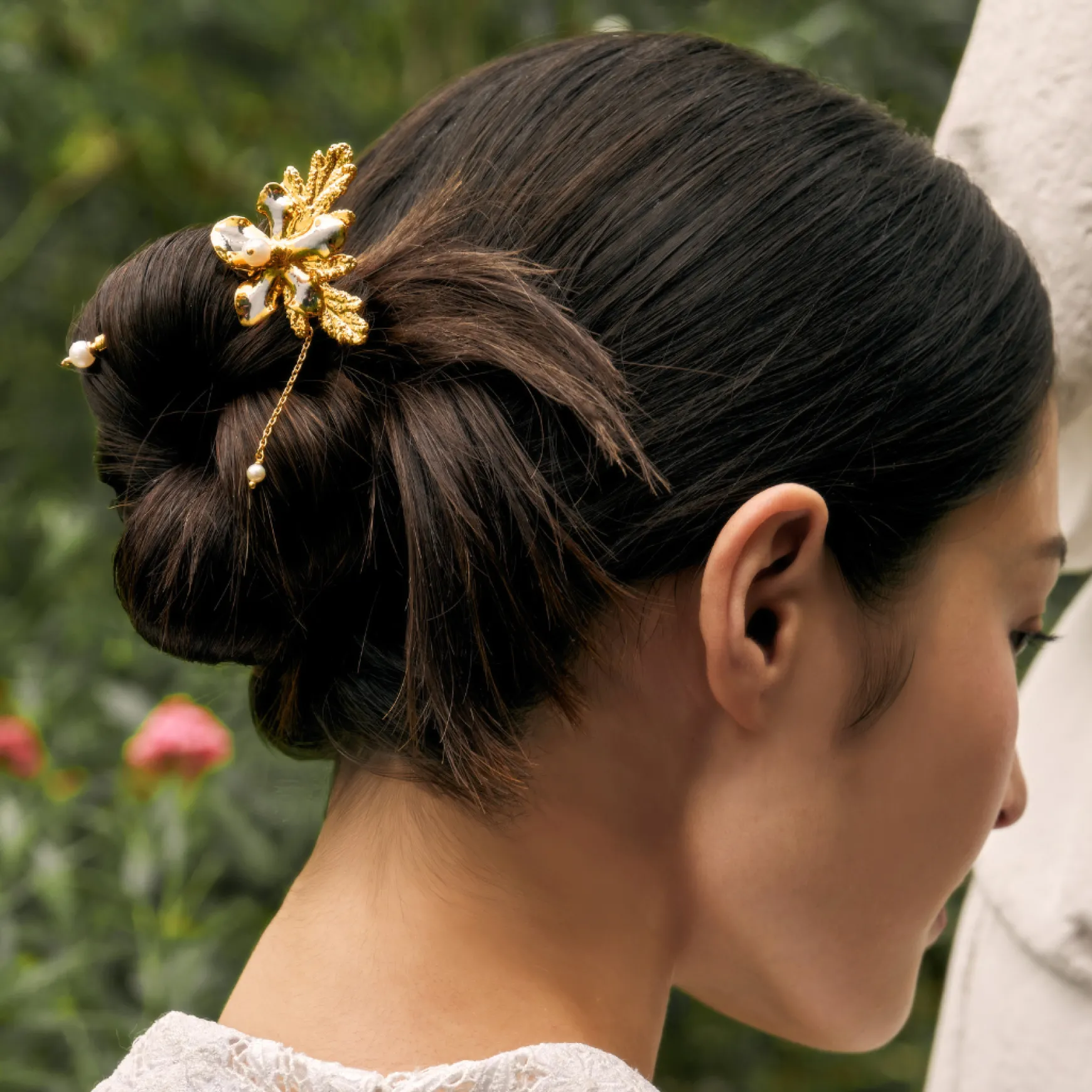 Vanda Limbata Lapel Pin with Citronella Leaves in Gold and Palladium