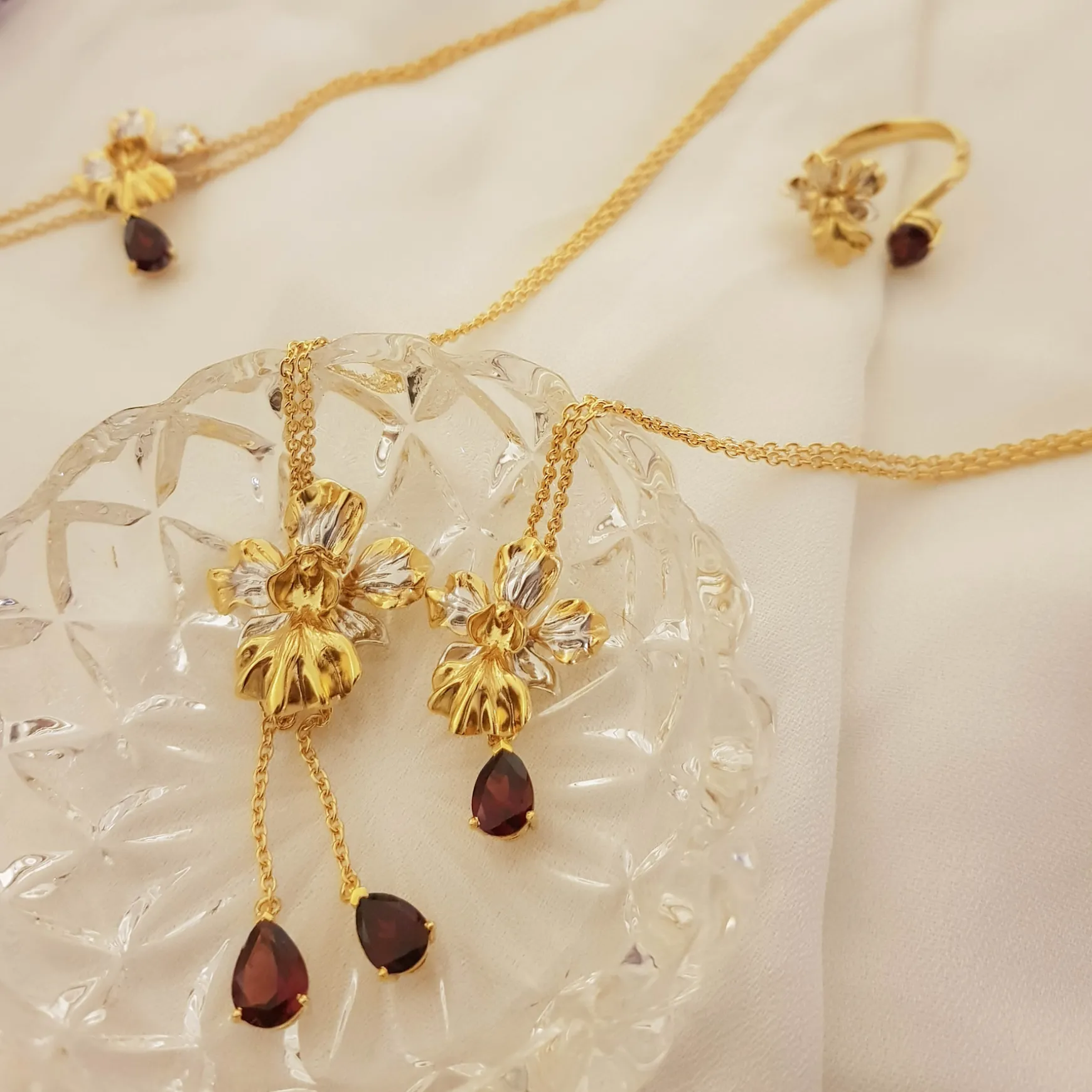 Vanda Miss Joaquim Heritage Long Necklace with Garnet